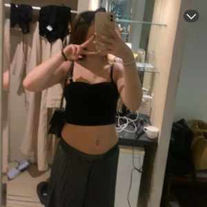 Kjol - En kjol med båga elegant och stil har ett litet blank i dig färg typ grå och svart , luftig och perfekt till sommar , 