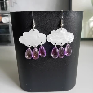 Örhängen  - Egentillverkade örhängen droppen går i transparent lila och guldskimmer. Öronkroken är nickelsäker och aldrig använda. Längd ca 4cm