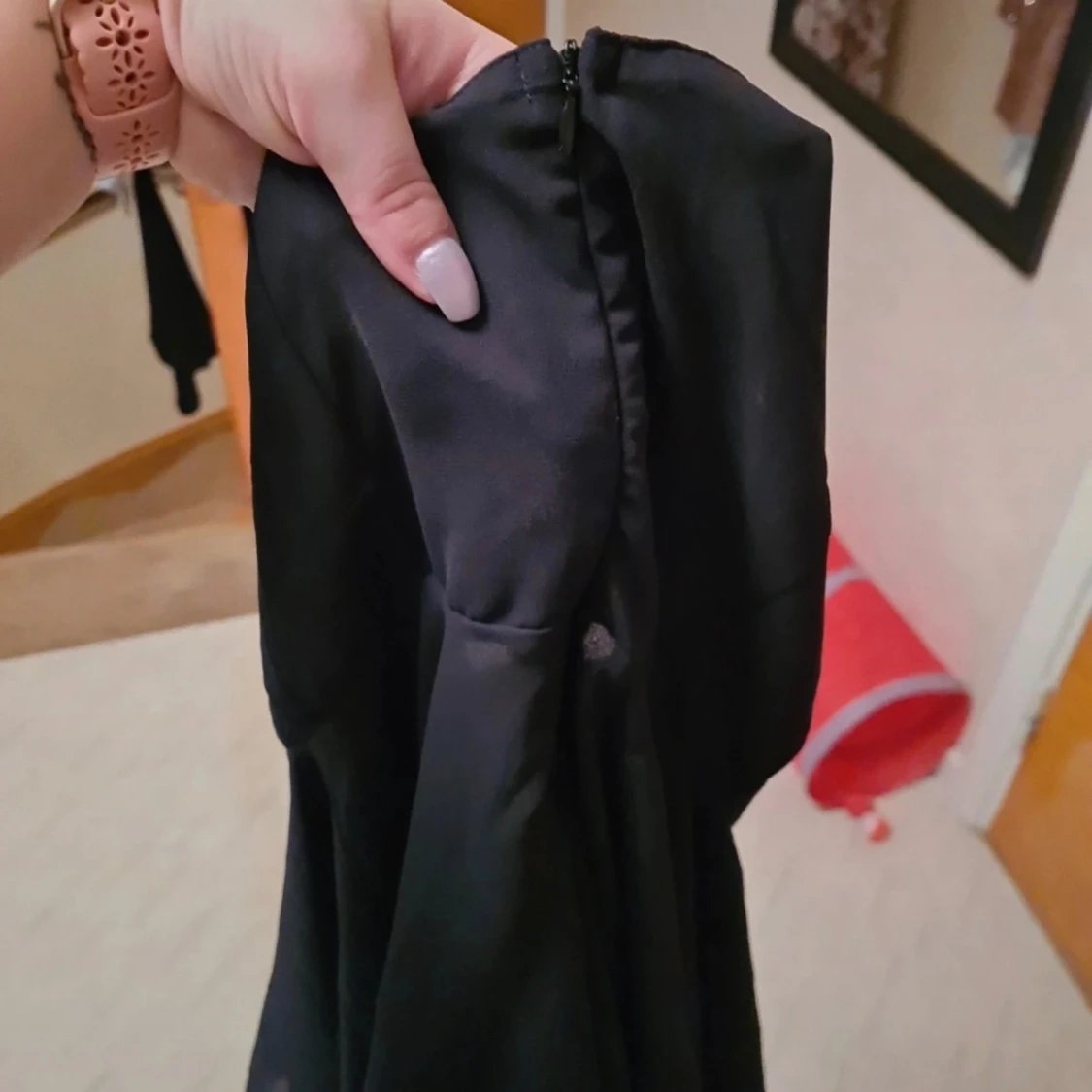 Svart kort klänning med v-ringning och smala axelband - 3