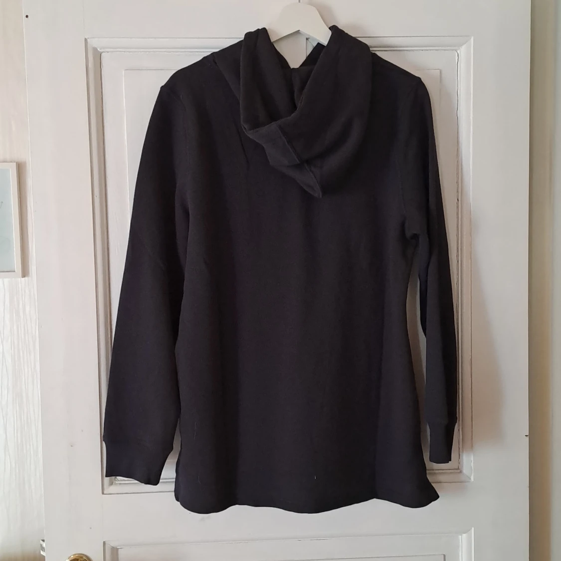 Svart hoodie med huva och dragsko - 1