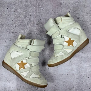 Beige sneakers med kilklack och stjärndetalj - Säljer mina isabel marants då de inte kommer till användning längre. Första bilden är inte min använder den bara då man ser färgen bättre. Hör av er vid frågor, pris går att diskutera💞