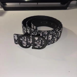 Dior bälte - Har inte användt bara testat men passar inte och vågar inte göra extra hål helt nytt (äkta) med box och kvitto kp för mer är öppen för alla (tar också byten)