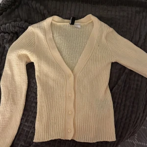 Gul  kofta från H&M - Koftan är Storlek Xs eftersom den kommer inte till användning 