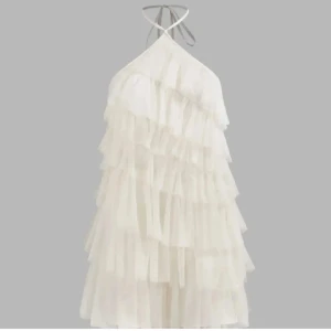 Vit volangklänning - Vit volangklänning från cider. Använd en gång på 9:an skolavslutning💕