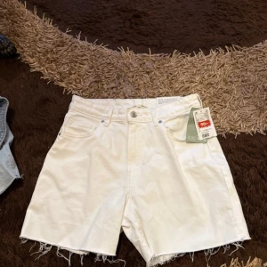 Vita jeansshorts från H&M - Säljer ett par vita jeansshorts från H&M som köptes på rea för 120kr, helt nya och oanvända med prislappen! Storlek 40 på dom fast dom har en liten passform 36-38.