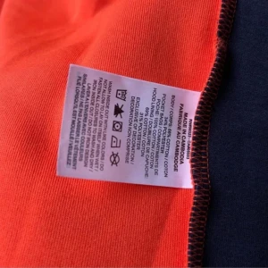 Nike tech fleece orange och svart  - Säljer en orange och svart hoodiejacka från Nike med hel dragkedja framtill. Jackan har huva, svarta detaljer och en ficka med dragkedja på ena ärmen. Perfekt för träning eller chill. Materialet är mjukt och känns bekvämt.