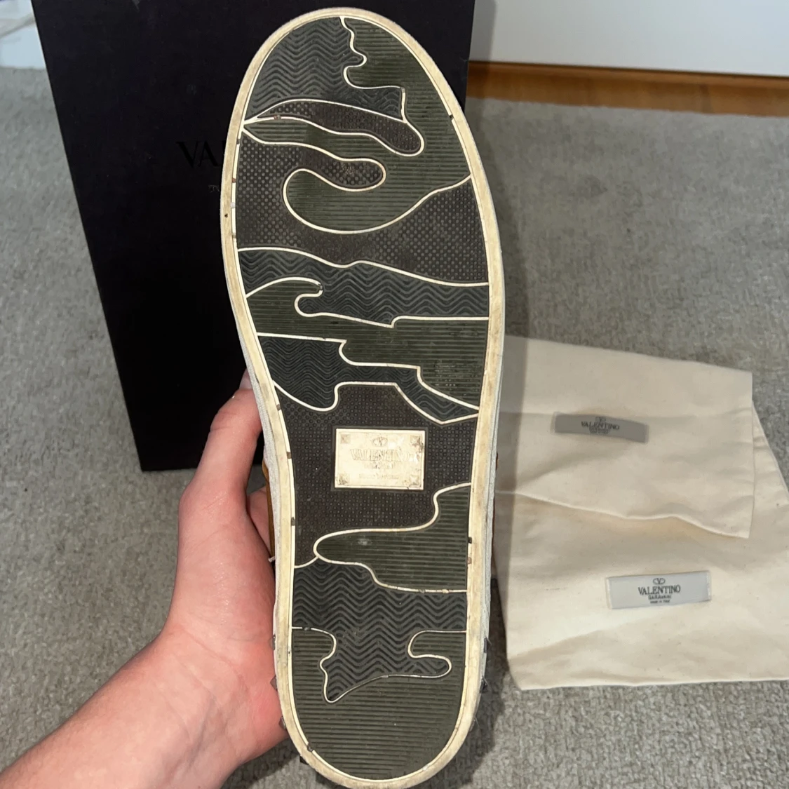 Bruna och vita sneakers från Valentino Garavani - 1