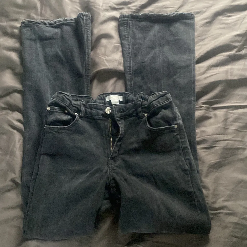 Säljer ett par svarta bootcut jeans med klassisk femficksdesign och dragkedja. Jeansen har en något utsvängd passform nertill och är tillverkade i ett mjukt denimtyg. Perfekta för dig som gillar en retrostil. Storleken är 164 men passar S och är lite för långa för mig som är 160💞 jag har spänt dom det är därför dom är lite skrynkliga där uppe. Farkut & Housut.
