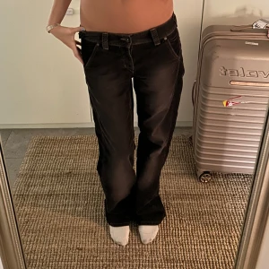 Lowwaist baggy - Supersnygga lågmidjade baggy jeans med snygga fickor där bak💗