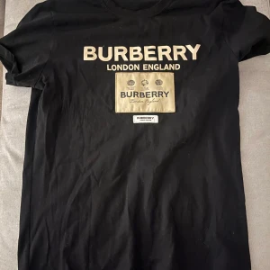 Burberry t shirt - Storlek M. Använd några gånger bara.