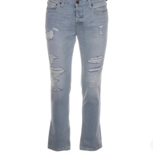 Ljusblå slitna jeans med bootcut - Säljer ett par ljusblå jeans med slitningar och hål framtill från hollister.  Jeansen är bootcut och i nyskick❤️❤️