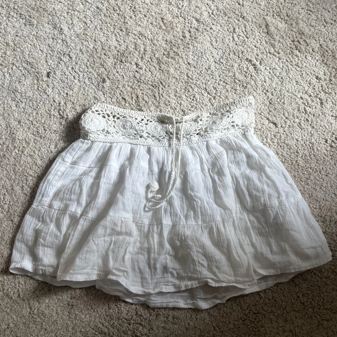 Vit kjol med virkade detaljer från Pull&Bear