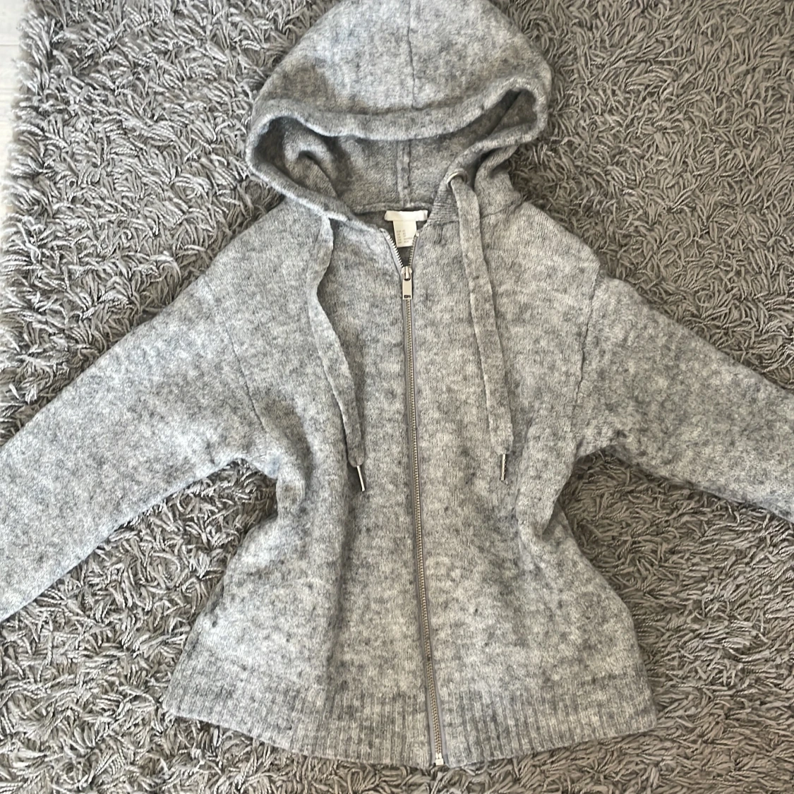 Grå stickad hoodie med dragkedja