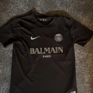 Svart PSG fotbollströja från Nike x Balmain - Säljer en svart PSG fotbollströja X balmain. kan gå med på byte om det väcker intresse.