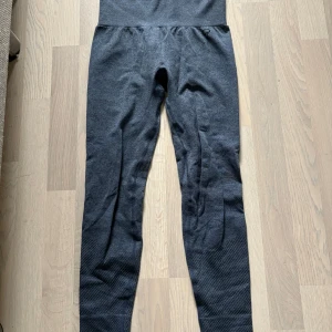 Svarta tights från Pierre Robert - Mörkgrå tights från Pierre Robert med hög midja och tight passform. Tillverkade i en mjuk och stretchig blandning av polyamid, polyester och elastan. Perfekta för träning.