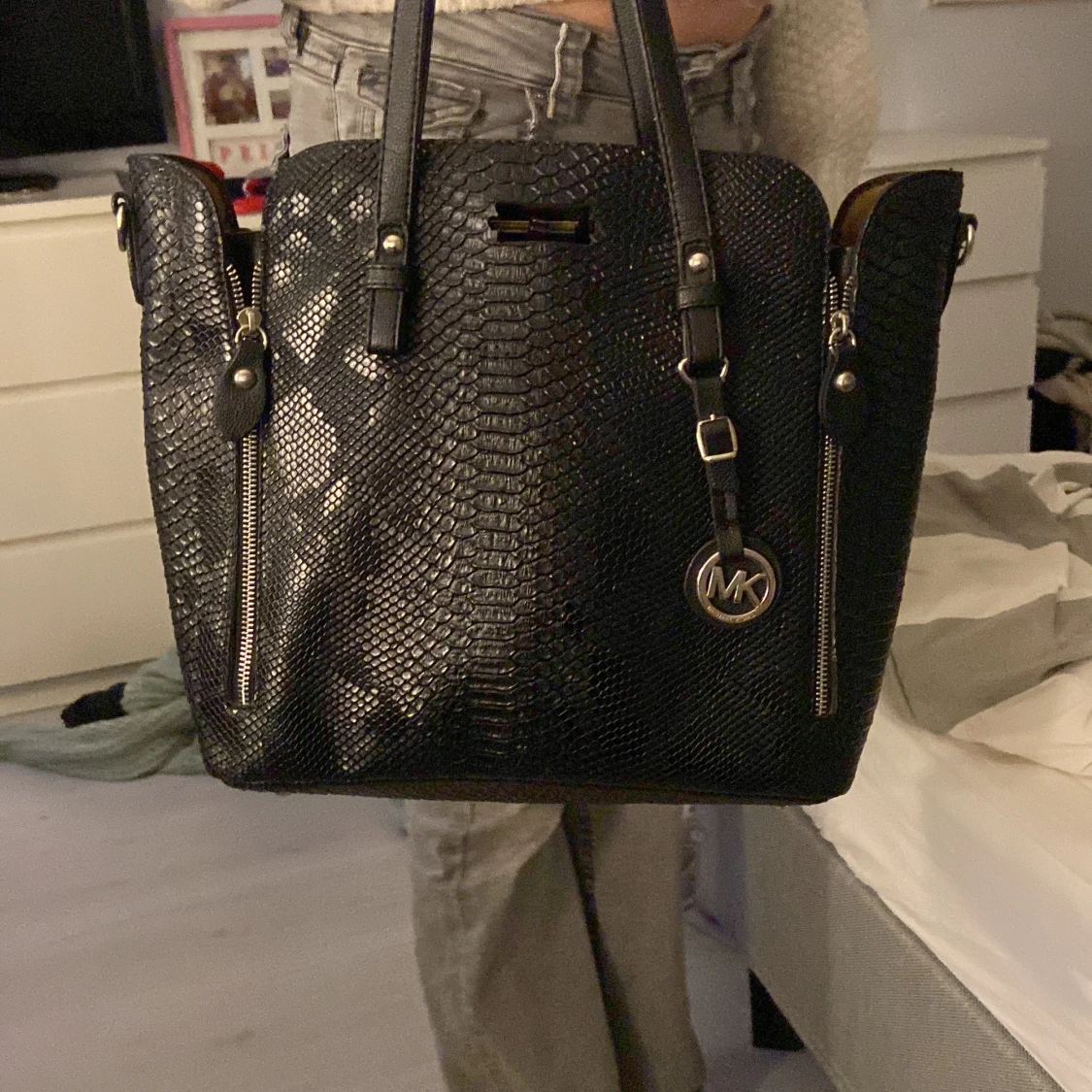 Svart handväska i ormskinnsmönster från Michael Kors