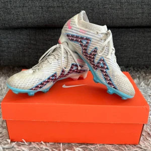 Nike air zoom mercurial vapor 15 elite fg - Säljer de snyggaste Nike vapor elite skorna som tillverkats hittills. Skorna är förutom snygga även otroligt snygga med snörning och är tillverkade i syntetmaterial. Perfekta för dig som vill sticka ut på planen med snygg design och bra grepp. Nypris 3 049 kr