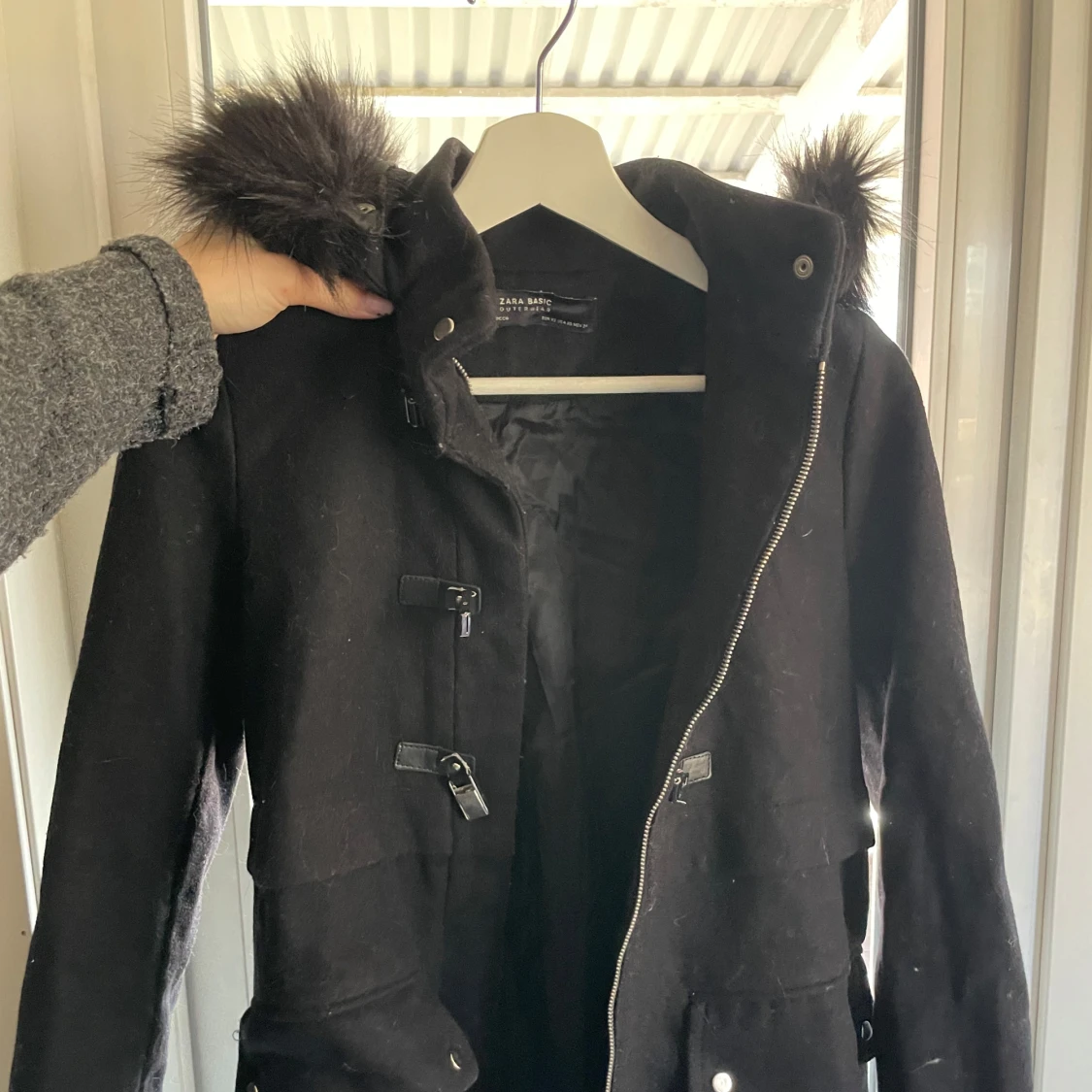 Svart kappa med fuskpäls från Zara 