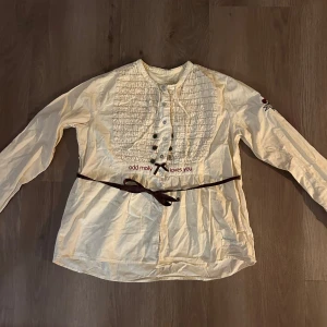 Odd Molly Blus - Blus från Odd Molly. Storlek 0 / XS. Använt ett fåtal gånger men i felfritt skick. Snörningen fram går att anpassa hursomhelst
