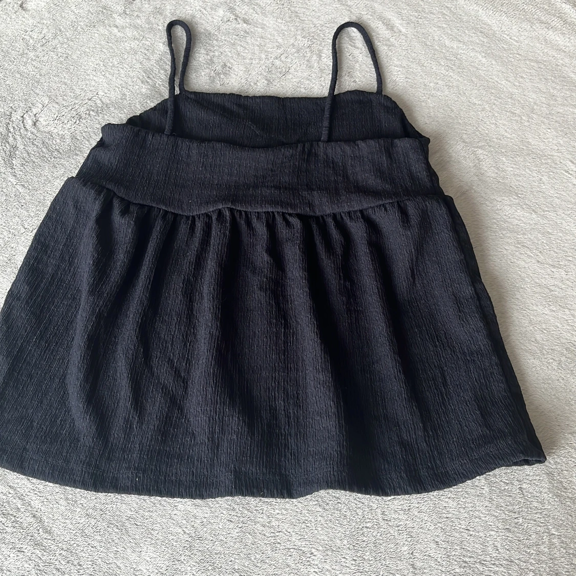 Mörkblå topp med rosett från Kappahl - 1