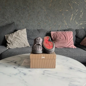 Louboutin  - Hejhej🤗en spik saknas Gråa loubs ♾️ använda skicket är på mycket bra jag vill ha snabb affär helst priset är alltid diskuterbart såklart för mer frågor skicka dm ha de gott!