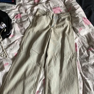 blå/beige wide jeans från hm - jag säljer ett par wide jeans från hm, aldrig använda! helt nytt skick. strl 38