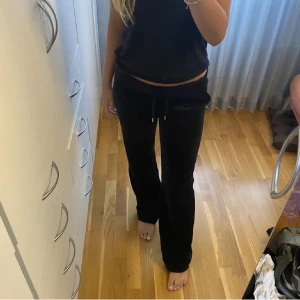 Svarta mjukisbyxor från Juicy Couture - Säljer ett par klassiska svarta mjukisbyxor från Juicy Couture. Perfekta för en avslappnad och trendig look. Storlek XS och priset är inte hugget i sten!!