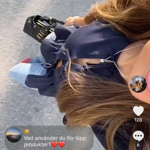 Jättesöt topp med knytningar - Köpt på gina young. Passar perfekt till både finare tillfällen och mer vardagliga som skola etc. Har tre knytningar🥰