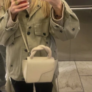Vit ATP väska  - Säljer eftersom jag vill ha en annan färg. Vöskan har en enkel och trendig design som passar till många outfits. Köpte på vinted för ungefär 2 veckor sedan och kom med defekter så kontakta för fler bilder. Första bilden är ej min🩵🩵🩵