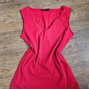 Linnetopp från KappAhl - Linnetoppar med spets. En för 80 kr, alla tre för 200 kr <3 Storleken är XXL men passar som L