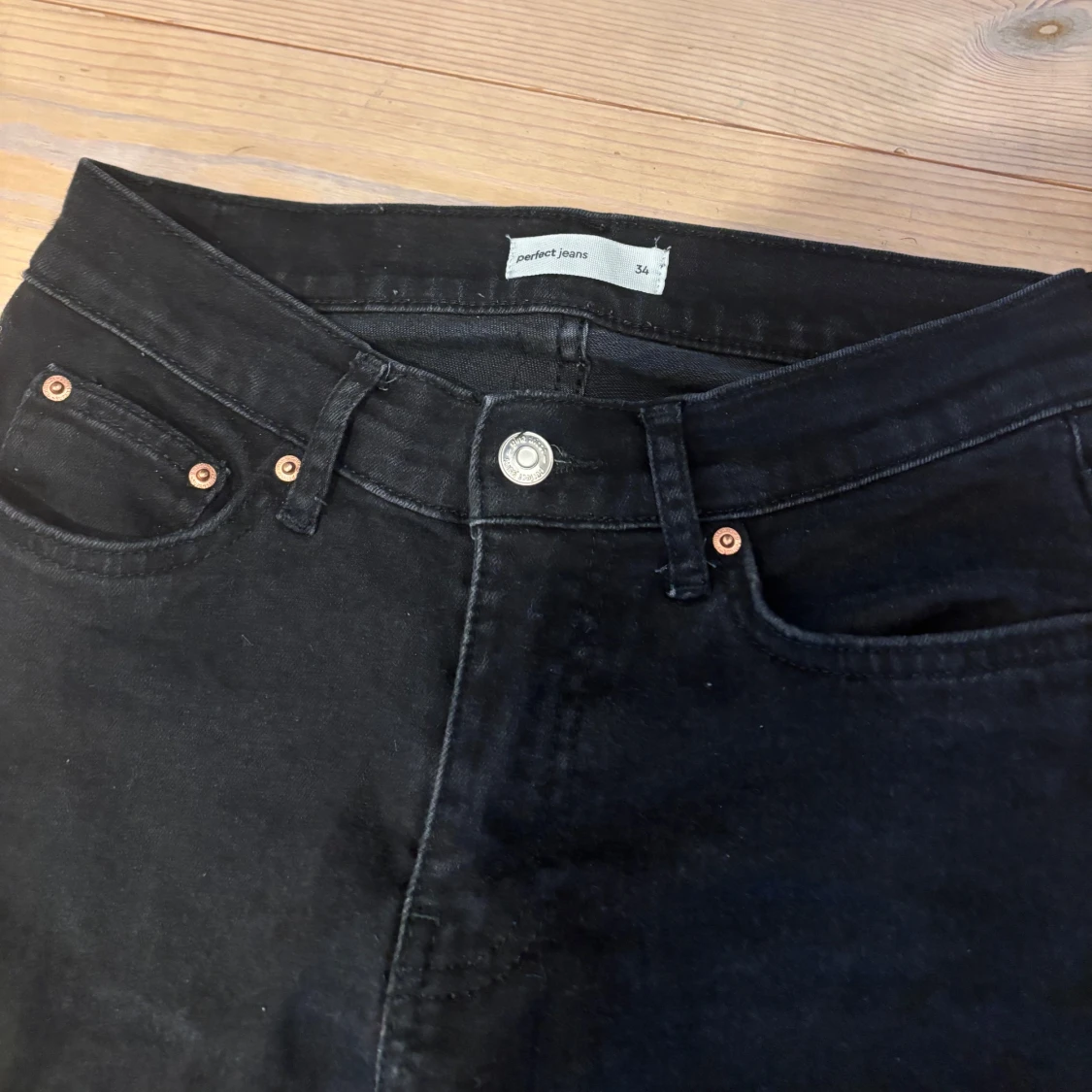 Svarta bootcut jeans med slitningar