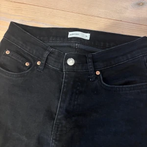 Svarta bootcut jeans med slitningar - Svarta jeans med bootcut passform från Comfort Jeans. Byxorna har flera slitningar och råa detaljer på benen för en trendig look. Klassisk femficksmodell med knapp och dragkedja i gylfen.bra skick inga söndringar 