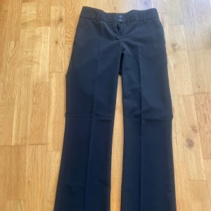 Svarta kostymbyxor från Your Face - Säljer ett par svarta kostymbyxor från Your Face med klassisk passform och raka ben. 