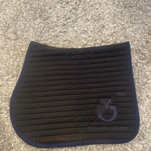 Cavalleria Toscana schabrak  - Cavalleria Toscana schabrak, storlek ponny/cob. Fint skick, dock smutsig på insidan.