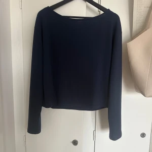 Mörkblå tröja från Nelly🤍 - Säljer en enkel och stilren mörkblå långärmad tröja från Nelly. Köpte den förra månaden och inte använt tröjan utom 1 gång. Den är i ett jätte fint skick och jätte skönt material! Tröjan är köpt för 349kr, skriv vid intresse eller fundering🙏