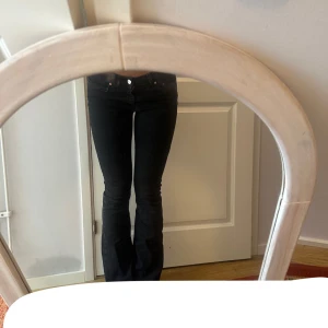 Svarta bootcut  Gina perfect jeans  - Säljer ett par svarta jeans med bootcut passform. Ginatricot, strl 36 💗💗