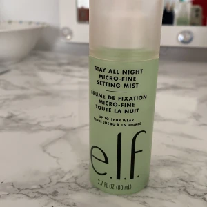e.l.f. Stay All Night Micro-Fine Setting Mist - Säljer en e.l.f. Stay All Night Micro-Fine Setting Mist i en ljusgrön plastflaska med svart text och vit spraykork. Innehåller 80 ml och ger en microfin mist som håller sminket på plats upp till 16 timmar. ANDVÄND TILL CA HÄLFTEN