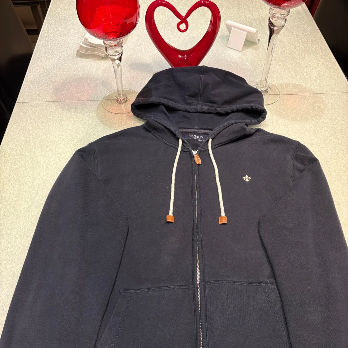 Mörkblå hoodie med dragkedja från Morris