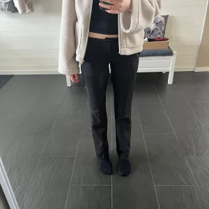 Kostymbyxor  - Dessa är bara använda några gånger. Säljer dessa då dom var förkorta för mig. 