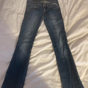 Blå lågmidjade bootcut jeans från Replay💖 - Säljer ett par klassiska blå jeans från Replay med bootcut-passform. Mått: 34 cm i midjan och innerbenslängden är 75 cm💕
