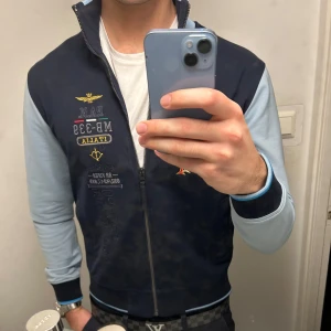 Aeronautica Militare full zip - Full zip tröja/vår jacka från det italienska märket Aeronautica Militare som bär flygvapnets emblem🪖                                                                           Priset kan diskuteras👉