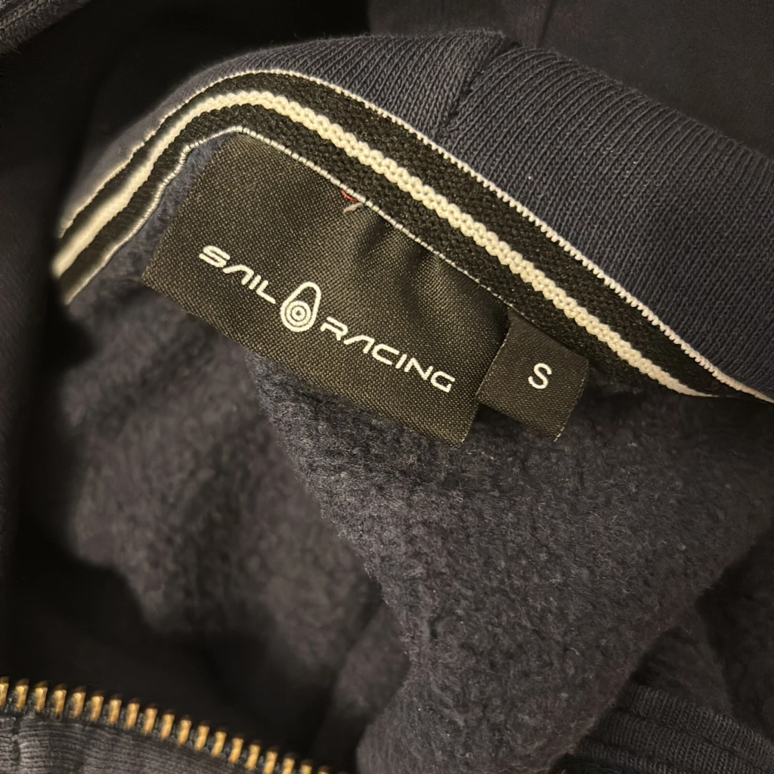 Mörkblå hoodie från Sail Racing - 2