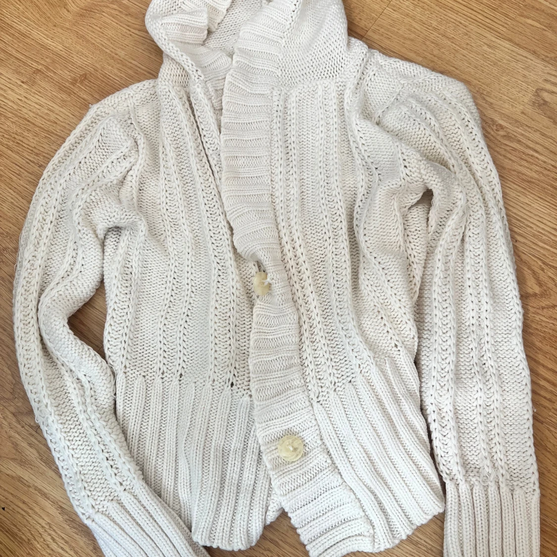 Vit stickad kofta med knappar - 1