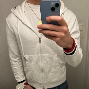 Moncler Full Zip - Full Zip Hoodie (Maglia Cardigan) från Moncler som inte finns i retail längre✅                                                                    Priset kan diskuteras👉