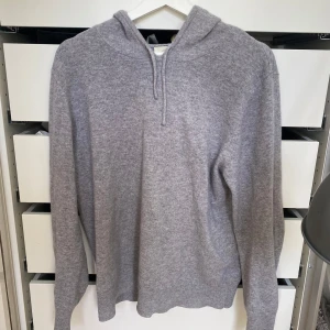Kashmir hoodie från sayless - Säljer denna kashmir hoodie från sayless i storlek M. Den är i 10/10 skick har knappt använt den. Jag säljer den eftersom jag tröttnat på stilen och vill ha något nytt.               /priset är diskuterbart