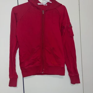 Collegetakki - Punainen collegetakki, jossa huppu sekä vasemmassa hihassa ja vyötäröllä taskut. Koko s. Kaikai n 43cm, pituus n 50cm. Kissatalous  Mikäli hinta ei miellytä tarjoa rohkeasti. Katsothan myös muut ilmoitukseni