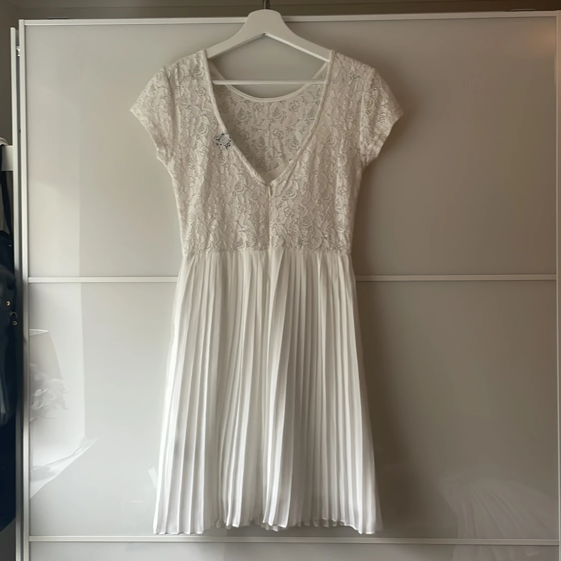 Vit spetsklänning med plisserad kjol - 1