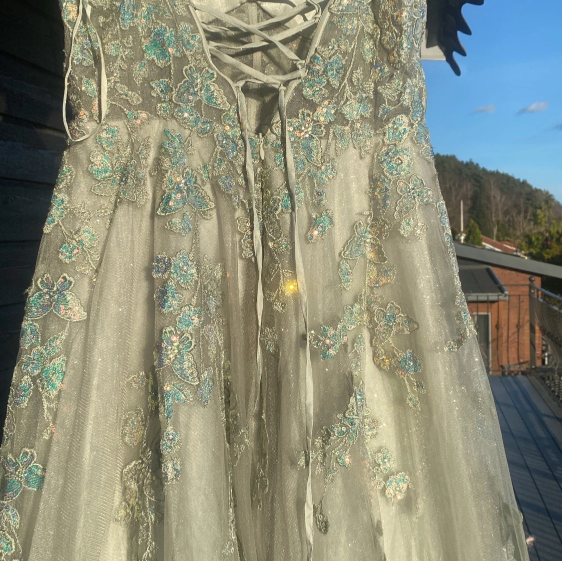 Ljusgrön långklänning med blommig spets och paljetter - 4