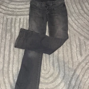 Gråa bootcut jeans - Säljer ett par grå jeansbyxor, klassiska fickor både fram och bak. Byxorna har normal passform och stängs med dragkedja och knapp. Perfekta för en stilren och enkel look.Köpte här på plick förut då de inte passade mig.