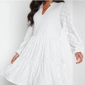 Vit klänning VILA - Jättefin vit klänning från VILA, skriv för egna bilder